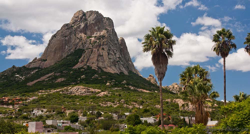 J'emprunte une photo car la pollution étant ce jour-là à couper au couteau, il n'y avait pas moyen de la photographier de loin ! https://www.ngenespanol.com/travel/la-pena-de-bernal-el-tercer-monolito-mas-grande-del-mundo/