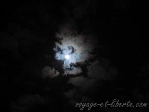 nuage en forme de tête de mort s'enroulant autour de la lune bleue