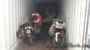 et les motos sanglées