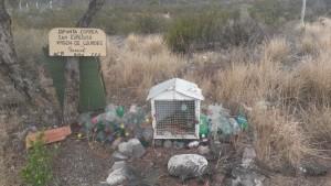 Une petite chapelle et ses bouteilles décoratives, un peu plus loi