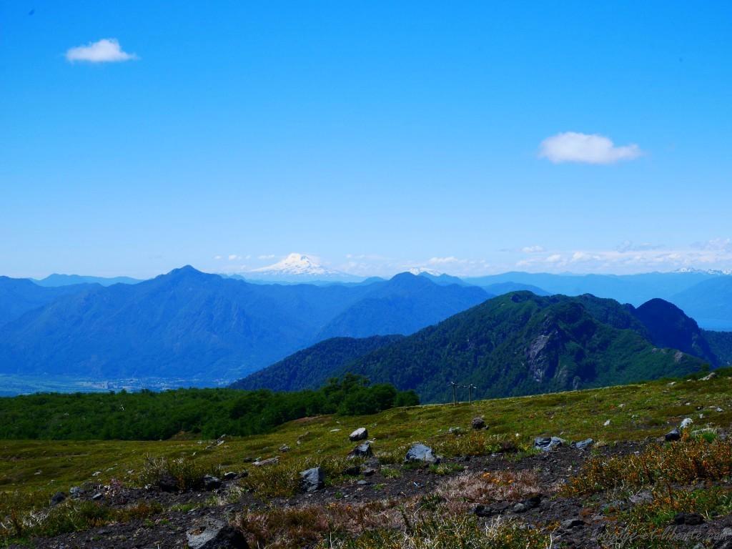Au fond, le volcan Llaima où nous irons le surlendemain