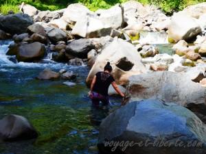 Hop dans l'eau en tenue de ville ! pas facile de marcher avec des sandales en cuir !