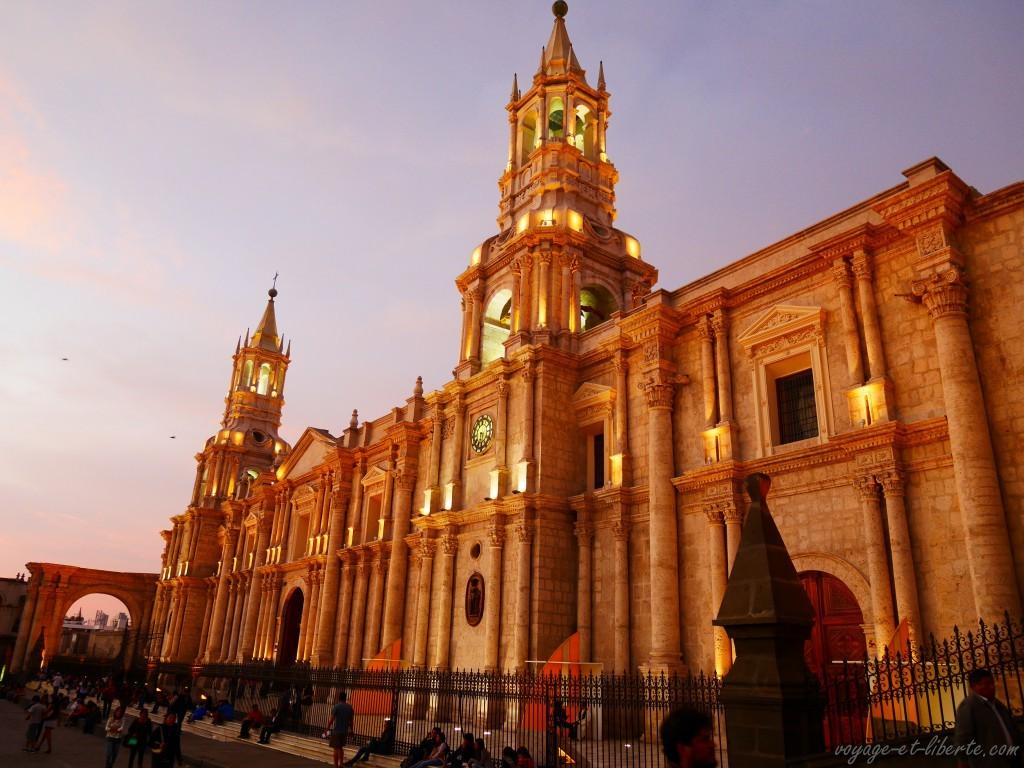 la cathédrale au coucher du soleil