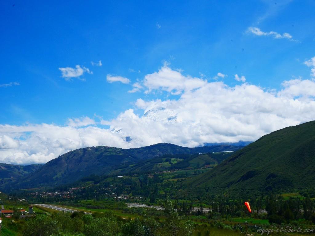 Le mont Huascaran à 6778 mètres d'altitude joue à cache-cache avec les nuages