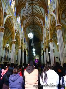 Le prêtre fait salle comble