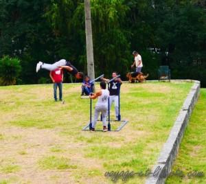 Et les ados plutôt que de dealer du crack font des barres parallèles