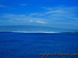 Au loin, les rouleaux s'écrasent sur la côte