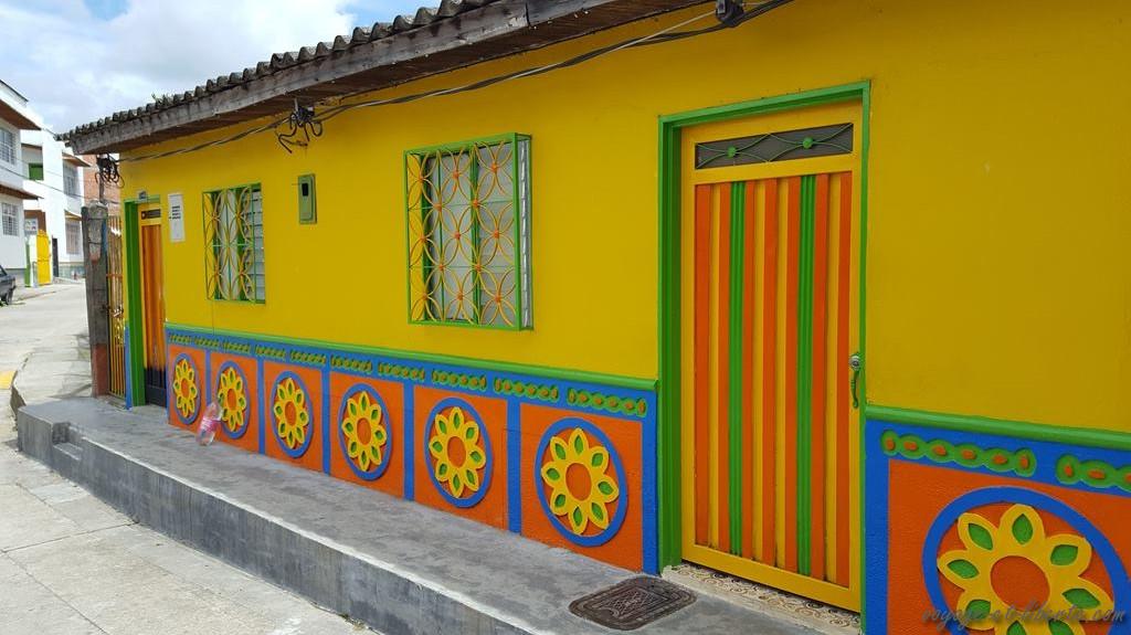 zocalos-Guatapé-street-art