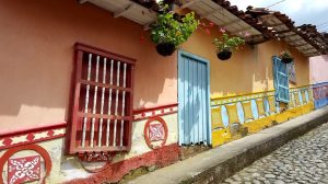 zocalos-Guatapé-street-art