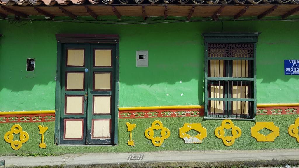 zocalos-Guatapé-street-art